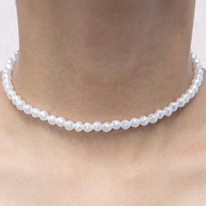Brandy Melville faux pearl choker